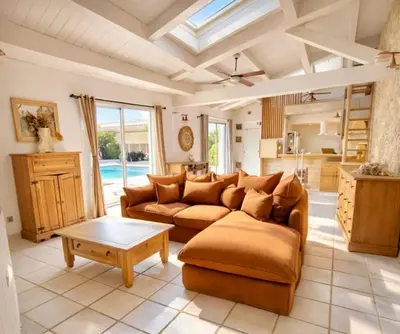 Coin salon dans l'établissement Charming house with pool 10 min from La Rochelle