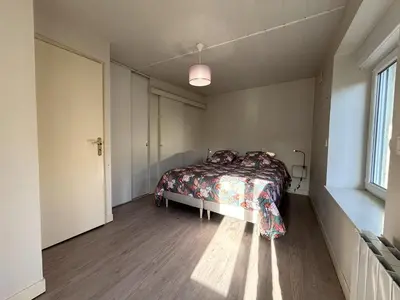 Un ou plusieurs lits dans un hébergement de l'établissement Maison Cosy & Colorée à Valence-en-Poitou Jardin & Parking