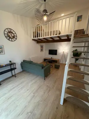 Télévision ou salle de divertissement dans l'établissement Maison au calme , centre de Rochefort
