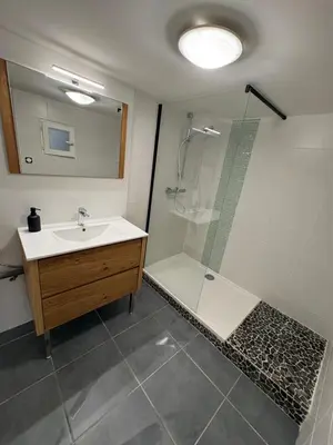 Salle de bains dans l'établissement Maison au calme , centre de Rochefort