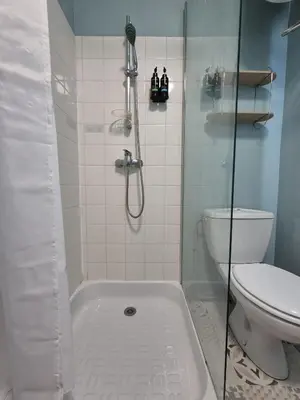 Salle de bains dans l'établissement L'Aquarelle studio - Bord du Clain, Calme, Netflix