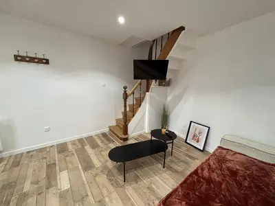 Télévision ou salle de divertissement dans l'établissement Maison avec courette