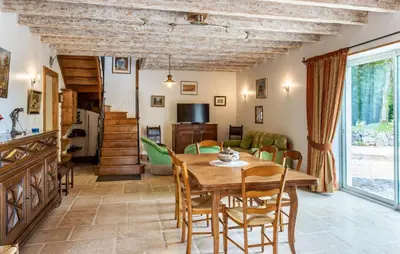 Coin salon dans l'établissement Cozy Home In Lonnes With Heated Swimming Pool