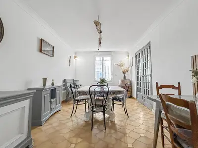 Coin salon dans l'établissement Maison familiale traditionnelle avec terrasse