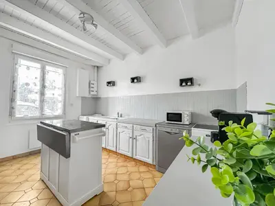 Cuisine ou kitchenette dans l'établissement Maison familiale traditionnelle avec terrasse