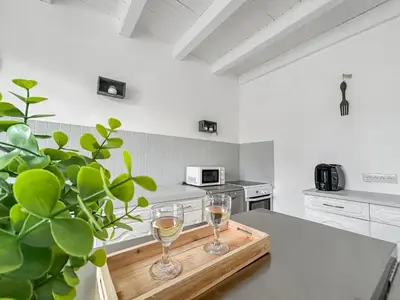 Cuisine ou kitchenette dans l'établissement Maison familiale traditionnelle avec terrasse