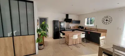 Cuisine ou kitchenette dans l'établissement La maison du saule