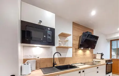 Cuisine ou kitchenette dans l'établissement Charmante Maison
