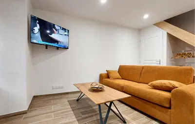 Télévision ou salle de divertissement dans l'établissement Charmante Maison