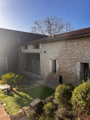 Jardin de l'établissement Belle longère rénovée avec piscine à 5 minutes du Futuroscope
