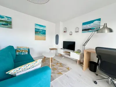 Télévision ou salle de divertissement dans l'établissement APPART OCEAN - Parking Privée - Wifi Gratuit - Proche Plage & Vieux-Port
