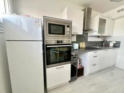 Cuisine ou kitchenette dans l'établissement APPART OCEAN - Parking Privée - Wifi Gratuit - Proche Plage & Vieux-Port