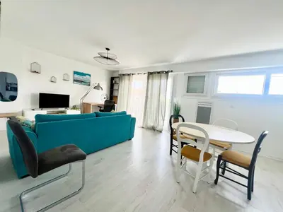 Télévision ou salle de divertissement dans l'établissement APPART OCEAN - Parking Privée - Wifi Gratuit - Proche Plage & Vieux-Port