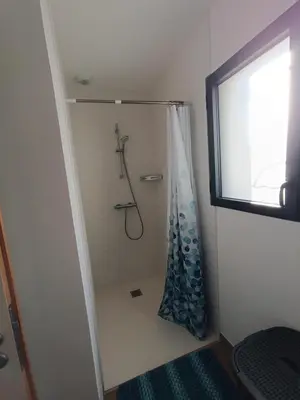 Salle de bains dans l'établissement Maison de vacances avec jardin