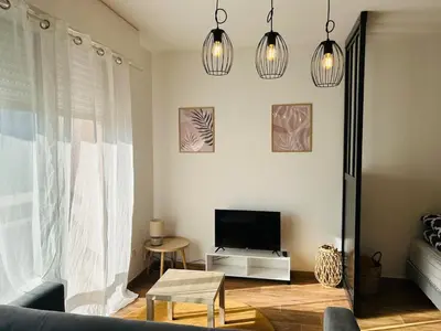 Télévision ou salle de divertissement dans l'établissement Bel Air Appartement