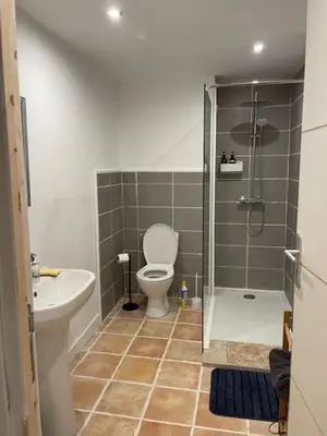 Salle de bains dans l'établissement La Maison du Petit Jacques - Rose Cottage