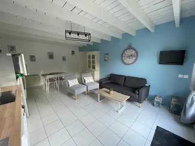 Télévision ou salle de divertissement dans l'établissement Gîte du Dolmen des trois hiboux