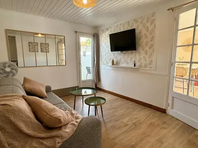 Télévision ou salle de divertissement dans l'établissement Comfortable stay, sea & beach within walking distance