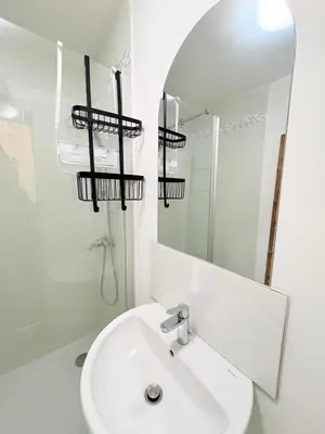 Salle de bains dans l'établissement Petite maison atypique - hypercentre -idéale pro et familles
