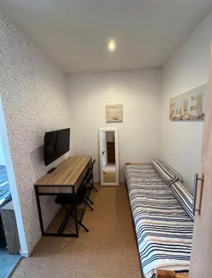 Télévision ou salle de divertissement dans l'établissement Suite privée avec jardin