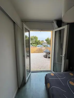 Un ou plusieurs lits dans un hébergement de l'établissement Suite privée avec jardin