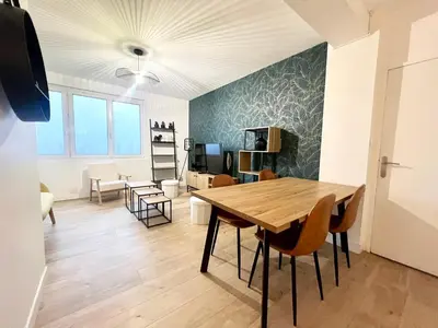 Télévision ou salle de divertissement dans l'établissement Appartement calme Proche du Centre - 2 chambres - Wifi gratuit