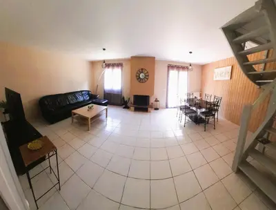 Coin salon dans l'établissement Spacious House Close to Schools and University Hospital