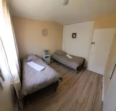 Un ou plusieurs lits dans un hébergement de l'établissement Spacious House Close to Schools and University Hospital