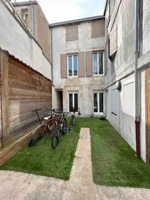 Vélo sur le terrain de l'établissement Appartement de Charme Plein Centre-ville de La Rochelle à 2 pas du Marché ou dans les environs
