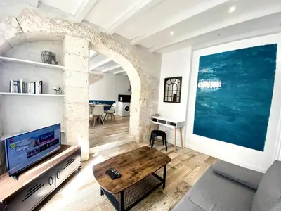 Télévision ou salle de divertissement dans l'établissement Appartement de Charme Plein Centre-ville de La Rochelle à 2 pas du Marché