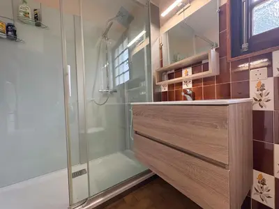 Salle de bains dans l'établissement La Rohannaise - Maison Charentaise avec Sauna
