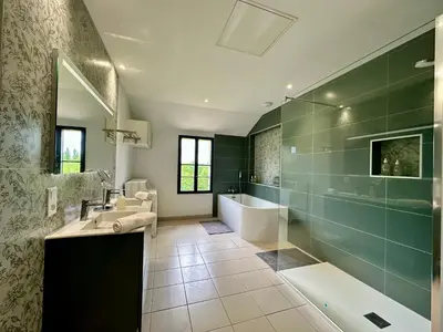 Salle de bains dans l'établissement Villa Lucienne, maison de charme à la campagne