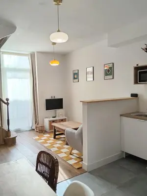 Télévision ou salle de divertissement dans l'établissement Maison de charme avec piscine et fitness