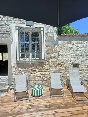 Terrasse ou espace extérieur de l'établissement Maison de charme avec piscine et fitness