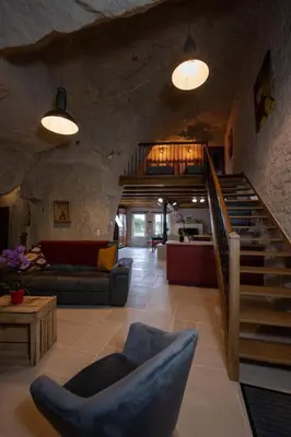 Coin salon dans l'établissement Gîte troglodyte à 15 min du Futuroscope