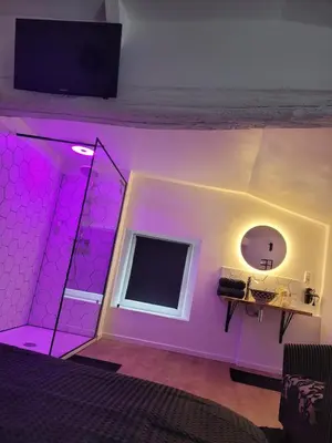 Un ou plusieurs lits dans un hébergement de l'établissement Logement cocooning avec jacuzzi and sauna privatifs