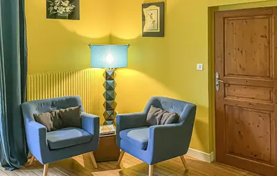 Coin salon dans l'établissement Charmante Maison Avec Piscine