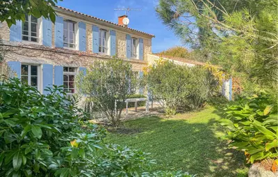 Jardin de l'établissement Charmante Maison Avec Piscine