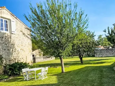 Jardin de l'établissement Holiday Home Ile d'Oléron by Interhome