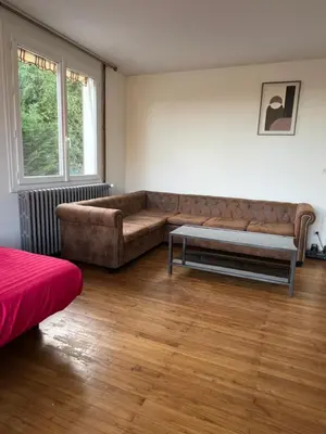 Coin salon dans l'établissement Maison indépendante à la campagne