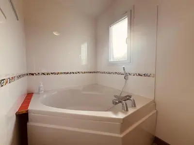 Salle de bains dans l'établissement chambres d'hôtes au calme avec piscine