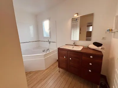 Salle de bains dans l'établissement chambres d'hôtes au calme avec piscine