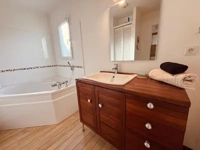 Salle de bains dans l'établissement chambres d'hôtes au calme avec piscine