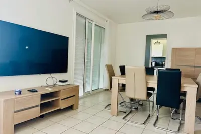 Télévision ou salle de divertissement dans l'établissement Maison lumineuse à Périgny confort jusquà 6 !