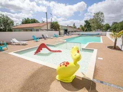 Piscine de l'établissement Mobil home spacieux avec terrasse pour 8 personnes - API-1-52-1343 ou située à proximité