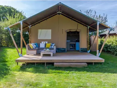Jardin de l'établissement Mobil home spacieux avec terrasse pour 8 personnes - API-1-52-1343