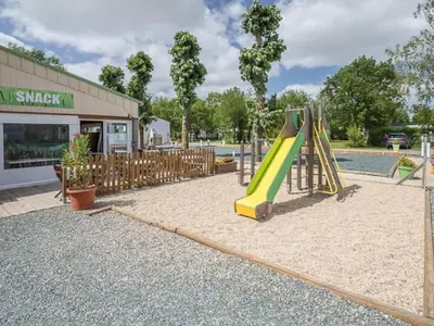 Aire de jeux pour enfants de l'établissement Mobil-home cosy avec terrasse à Puyravault - API-1-52-1341