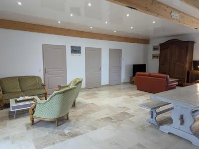Coin salon dans l'établissement Gîte rénové avec jardin clos près d'Angoulême - FR-1-653-288