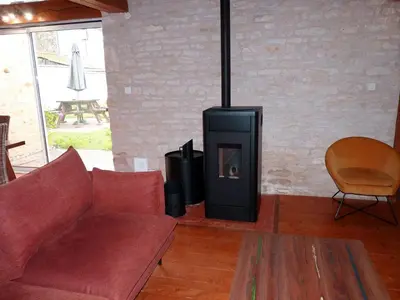 Coin salon dans l'établissement Gîte rénové 3 chambres à Damvix avec Wifi - FR-1-426-600