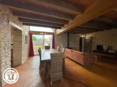 Télévision ou salle de divertissement dans l'établissement Gîte rénové 3 chambres à Damvix avec Wifi - FR-1-426-600